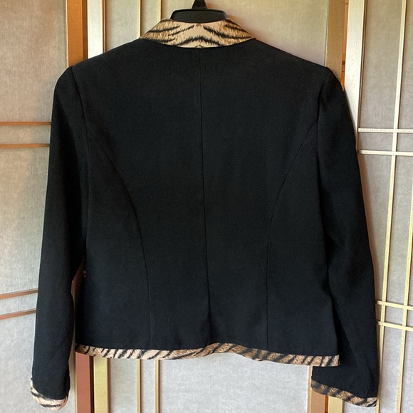 Black zip front jacket with animal print trim, size 12 petite - Picture 5 of 6